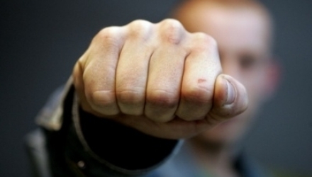 Bărbatul ar fi lovit cu pumnul victima, după ce a lăsat-o fără suflare sub gardul vecinilor.