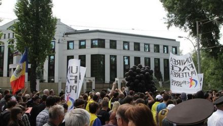 Nu ştiu dacă s-au gândit organizatorii la faptul că astfel s-a produs o „diluare” a mesajului, antiimperial