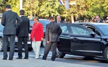 Bărbatul a fost reţinut imediat ce a încercat să arunce