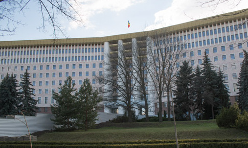După 4 ani de la devastarea clădirii Parlamentului, reparaţiile întârzie, iar deputaţii îşi au în continuare birourile la Ministerul Agriculturii.