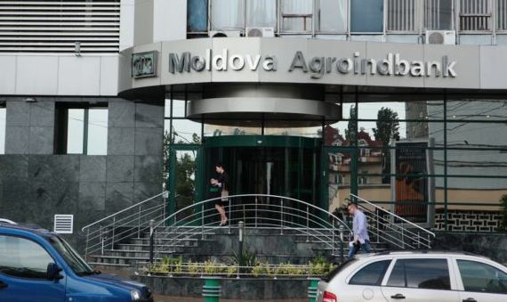 După luni de tăcere suspectă actuala administraţie a Moldova Agroindbank şi-a dat seama că riscă să piardă controlul asupra instituţiei şi încearcă să blocheze preluarea controlului de un alt grup de acţionari. 