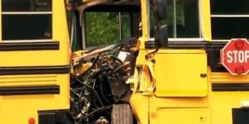 La un moment dat, unul dintre autobuze a frânat brusc, iar celelalte cinci autovehicule s-au lovit în lanţ.