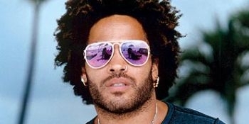 Motivul amânării îl reprezintă „obligaţii contractuale ce nu au putut fi înlăturate, ce îl reţin pe artist în Statele Unite ale Americii".