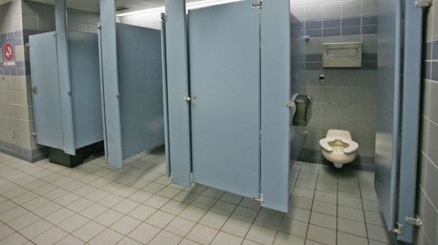 Urinatul stând pe colac este mai igienic pentru bărbaţi