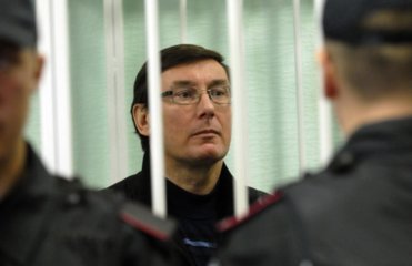 Указ президента Украины вступает в силу со дня его подписания.