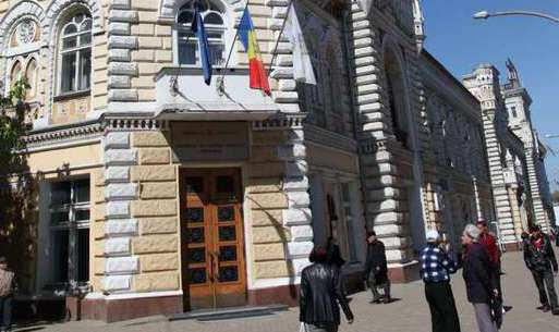 „Trebuie votate și taxele locale, dacă nu-s primite nu se suplinește bugetul municipal”, a spus Gabura. 