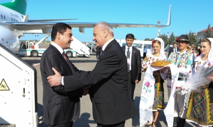 Gurbangulî Berdîmuhamedov, a aterizat acum câteva clipe pe Aeroportul Internațional din Chișinău.