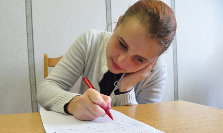Столичная выпускница вставила в ухо микронаушник, чтобы списывать на экзамене на степень бакалавара.