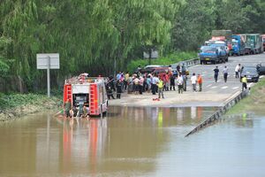  Sute de zboruri au fost anulate pe aeroportul internaţional din Beijing, iar 14.000 de persoane au fost evacuate din calea apelor