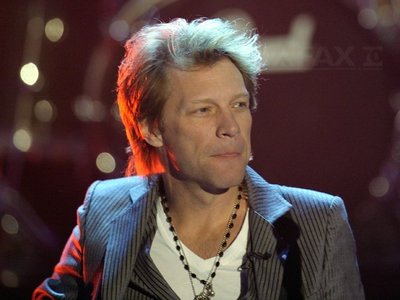 Rockerul american Jon Bon Jovi, solistul trupei Bon Jovi, este imaginea oficială a două parfumuri