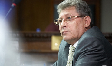 Liderul liberal a negat informaţiile apărute în presă precum că se deplasa cu viteza de 150 de kilometri la oră prin localitate. 