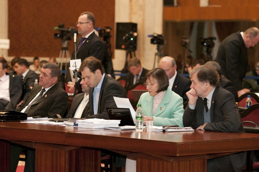De asemnea, deputații au decis să scoată din proiectul de lege articolul ce ține de maternitatea de substituție