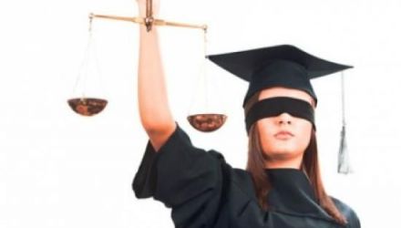 Pe pagina principală a site-ului puteți vedea topul celor mai bine evaluați judecători, precum și cei cu cel mai jos rating.