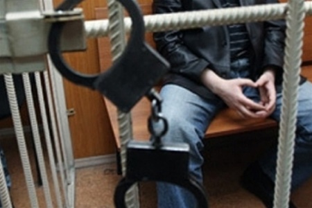 Преподаватель университета обвиняется в подстрекательстве другого человека вербовать несовершеннолетних мальчиков для вступления в сексуальные связи. 