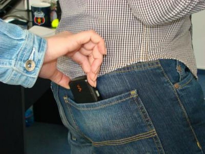 Anual, circa 2500-3000 de persoane se adresează la poliție după ce au fost deposedați de acest tip de gadgeturi.