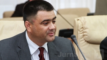 Исполняющий обязанности министра обороны Виталий Маринуца заявил, что он имеет малый бизнес в родном селе. 