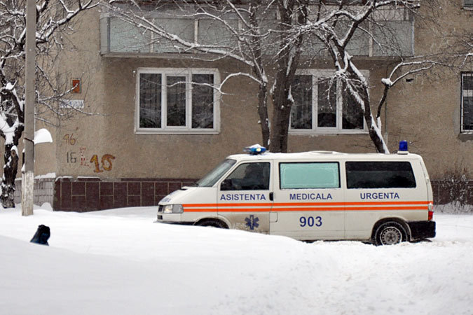 Кареты «скорой помощи» пока не могут пробиться к селу, чтобы забрать рожениц в город.