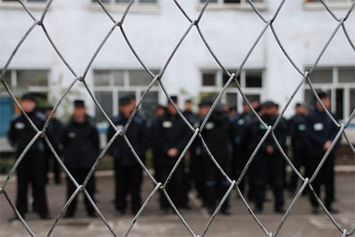 Двое жителей района Рышкань 24 и 25 лет осуждены за изнасилование девушки.