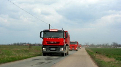 Грузовикам весом более 20 тонн запрещено ездить по национальным трассам при температуре воздуха в 30 градусов. Фото: ziuaconstanta.ro