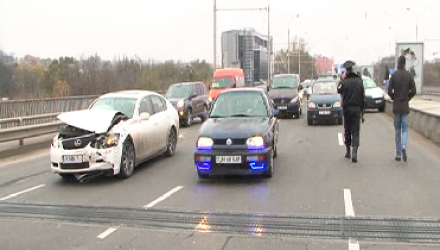 O femeie care se afla în Lexus a fost transportată la spital.