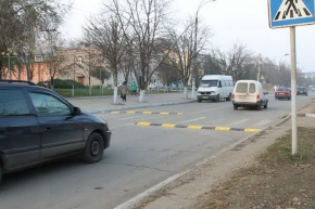 Власти муниципия Комрат закупили несколько комплектов «лежачих полицейских», которые уже начали устанавливать на дорогах города.
