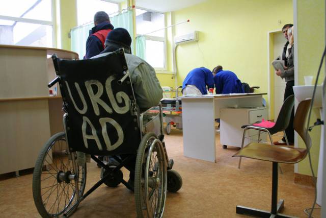 Potrivit medicilor, bărbaţii de 39 şi respectiv, 25 de ani au fost găsiţi dormind în stradă în stare de ebrietate