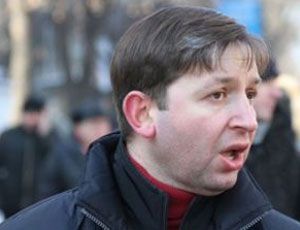 От лица фракции ПКРМ Решетников потребовал вызвать в парламент руководство правительства, СИБ и Минобороны. Фото: nr2.ru 