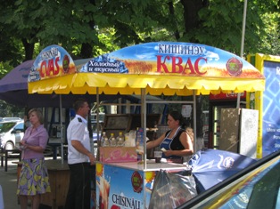Сегодня покупать уличные  продукты и квас из бочек  небезопасно. Фото: ko.md