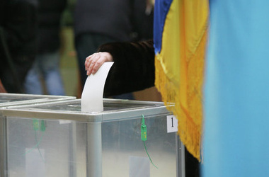 После подсчета 40% протоколов партийным спискам лидирует Партия регионов. Фото: segodnya.ua