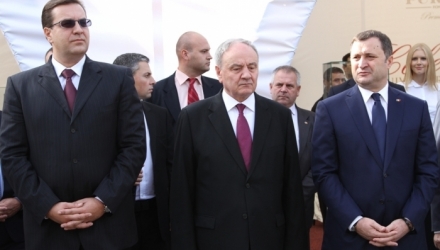 Președintele Nicoale Timofti, premierul Vlad Filat și speakerul Marian au semnat un necrolog în care exprimă condoleanţe familiei, rudelor și tuturor celor care l-au cunoscut.