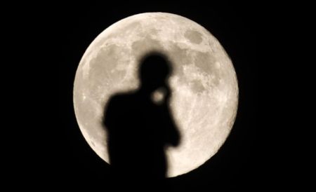 Neil Armstrong a fost primul om care a păşit pe lună în 1969 şi a fost urmat de alţi 11 astronauţi americani.