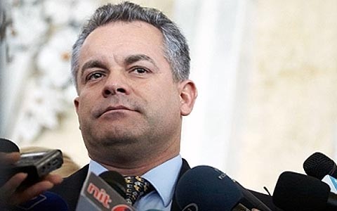 Либерал-демократы предлагают Владимиру Плахотнюку пояснить, как он провел закон об изменении избирательной системы в нарушение действующих норм. 
