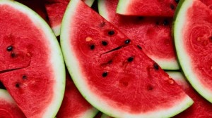 Pepenele roşu este o sursă excelentă de vitamina A, antioxidantul care ajută la sănătatea ochilor, vitamina C care întăreşte imunitatea şi vitamina B6