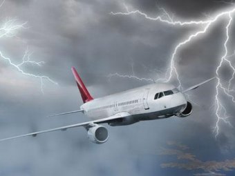 В самолет итальянской сборной по футболу во время захода на посадку в аэропорту Женевы ударила молния.