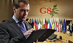 Медведев сфотографировал электронную карту в самолете, когда лайнер, судя по снимку, находился на подлете к Канаде. 