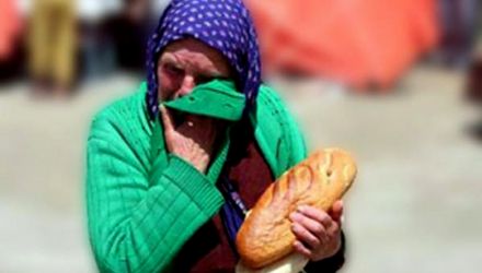 La începutul acestei săptămâni, în noaptea de luni spre marţi, un bărbat a pătruns în casa bătrânei prin intrarea din spate ca să fure ceva de mâncare. 