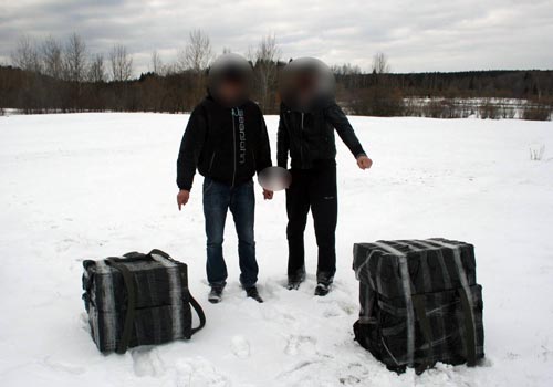 Mergînd după urme, pe malul rîului au dat peste două persoane fără acte de identitate, care nu-şi puteau justifica prezenţa în zonă.