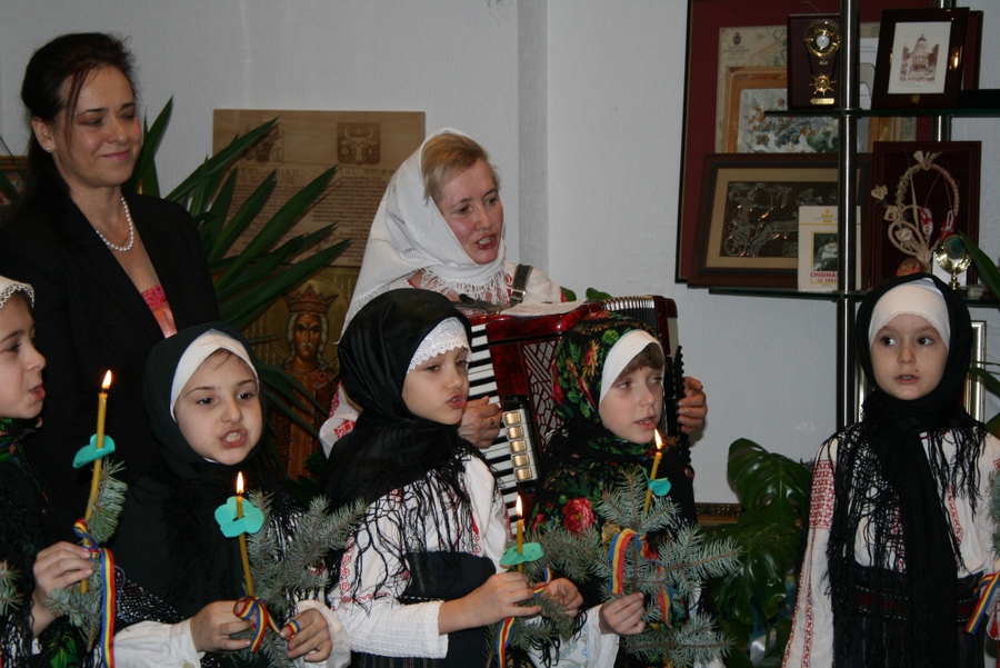 Venirea cetelor de colindători la Primărie, în ajunul sărbătorilor de iarnă, a devenit deja o tradiție.