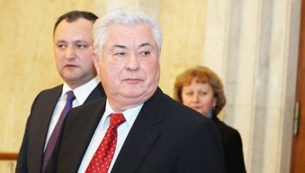 Dodon a venit cu inițiativa demiterii lui Șleahtițchi în legătură cu redenumirea disciplinei „Istoria”în „Istoria românilor”.