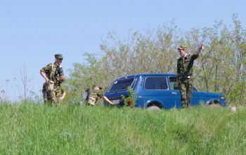 În aceeaşi zi, un tânăr în vârstă de 25 de ani a fost reţinut în regiunea postului de la Tudora