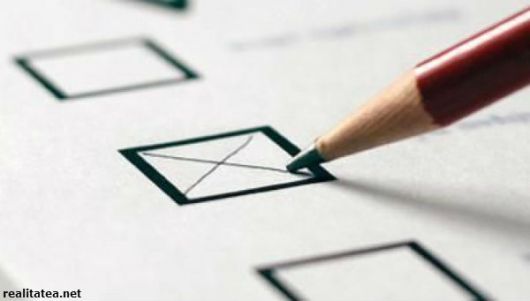 Sătenii sunt nemulțumiți de prestația primarului comunist și spun că acesta nu face nimic pentru a apăra interesele cetățenilor.