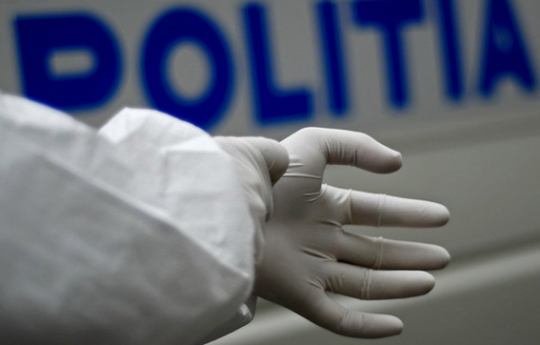 Grupul operativ al poliţiei a constatat că respectivul ar fi decedat 2-3 luni în urmă şi cadavrul era în stare avansată de putrefacţie.
