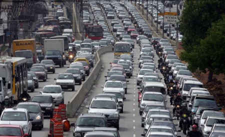 Lucrez aici încă de la începutul postului şi se poate vedea cu traficul devine tot mai rău, pentru că tot mai multe maşini apar pe străzi. 