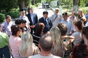 У родителей к заму главы правительства много вопросов. Фото: А. Сузанского