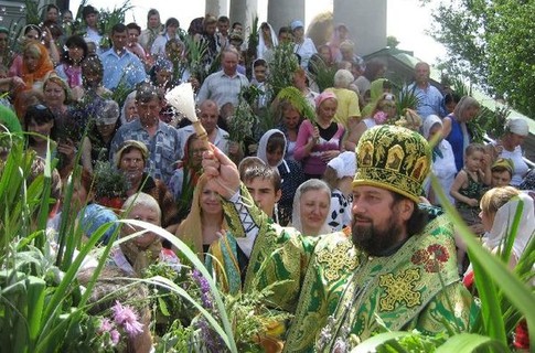 На Троицу принято украшать церкви, дома, дворы и даже улицы свежими травами, цветами и ветками.