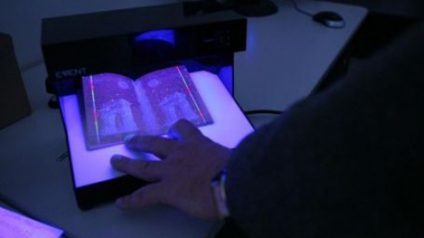 Gruparea a fost depistată după ce a fost descoperit un număr mare de paşapoarte româneşti şi bulgăreşti falsificate.