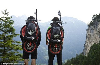 Aşadar, anevoiosul drum la coborâre devine brusc mai interesant şi mai scurt pentru alpinişti.