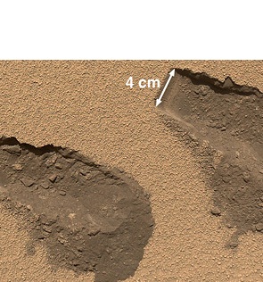 Марсианская вода, извлеченная из образцов грунта приборами марсохода Curiosity, оказалась значительно "тяжелее", чем земная. Фото: nasa.gov