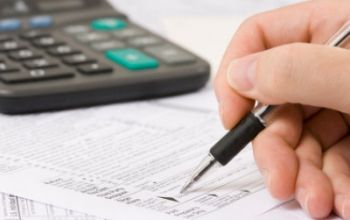 Stabilirea priorităţilor de alocare a mijloacelor bugetare, astfel încât prioritare să fie întoarcerea datoriei de stat, achitarea salariilor, pensiilor, burselor, îndemnizaţiilor, alocaţiilor, compensaţiilor şi ajutoarelor sociale.