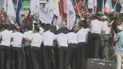 Горожане закидывают унионистов яйцами. Те в ответ бросают в них розы,выкикивая "У вас естъ яйца,о нет мозгов!".